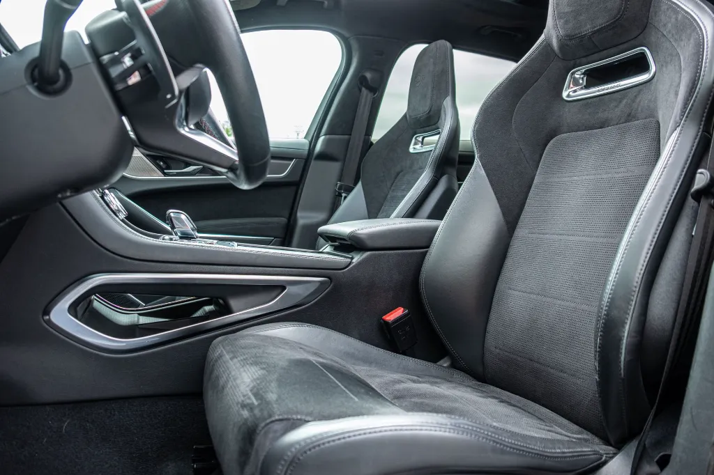 20260911_JAGUAR_F-PACE_SVR_008.webp