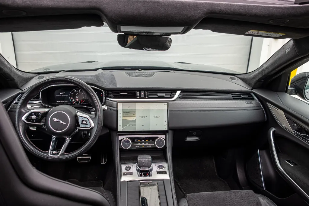 20260911_JAGUAR_F-PACE_SVR_007.webp