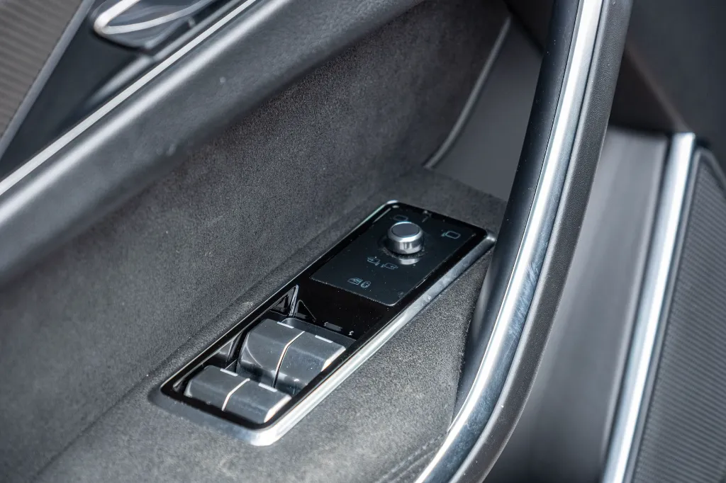 20260911_JAGUAR_F-PACE_SVR_046.webp
