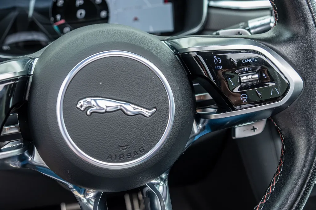 20260911_JAGUAR_F-PACE_SVR_023.webp