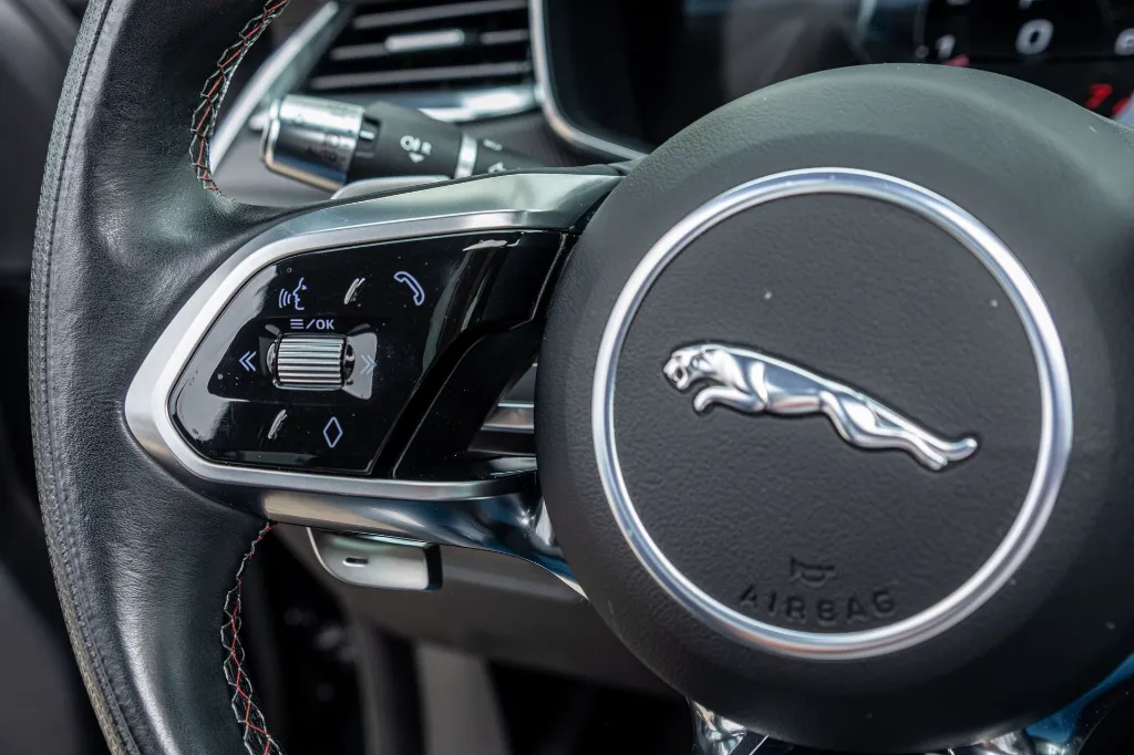 20260911_JAGUAR_F-PACE_SVR_022.webp