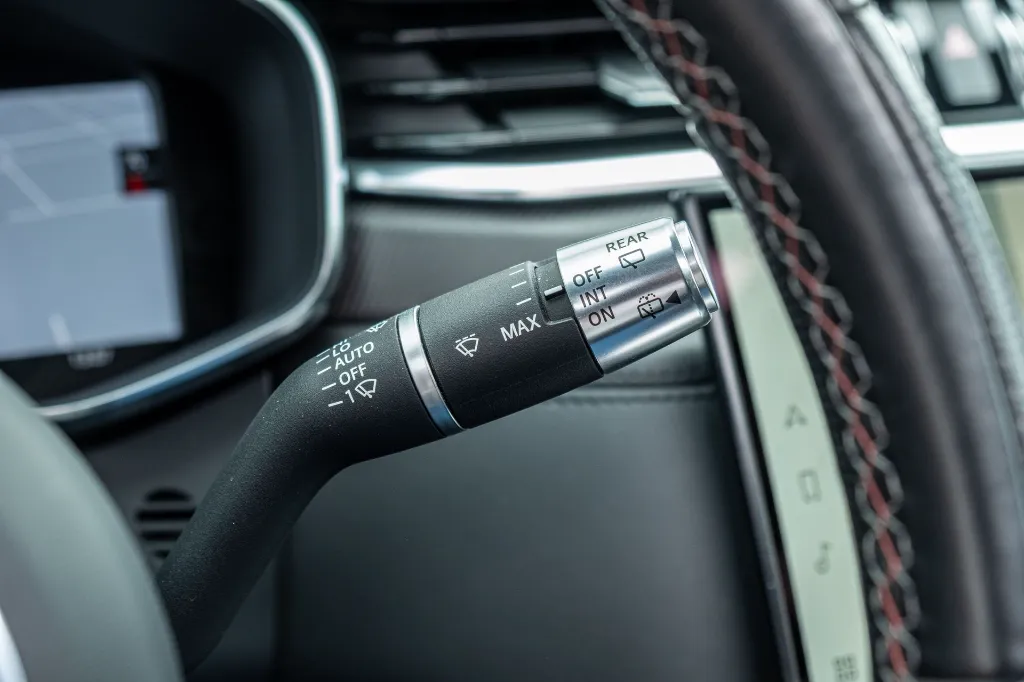 20260911_JAGUAR_F-PACE_SVR_048.webp