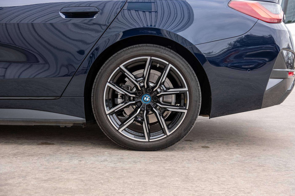 BMW i4 39
