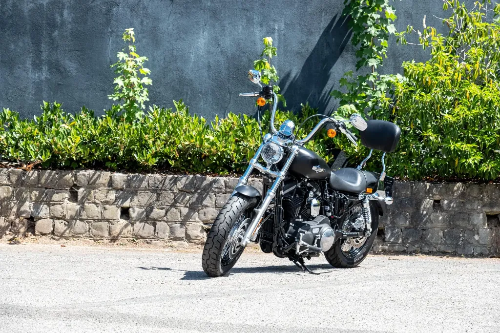 HARLEY DAVIDSON SPORTSTER 1200 CUSTOM BLACK